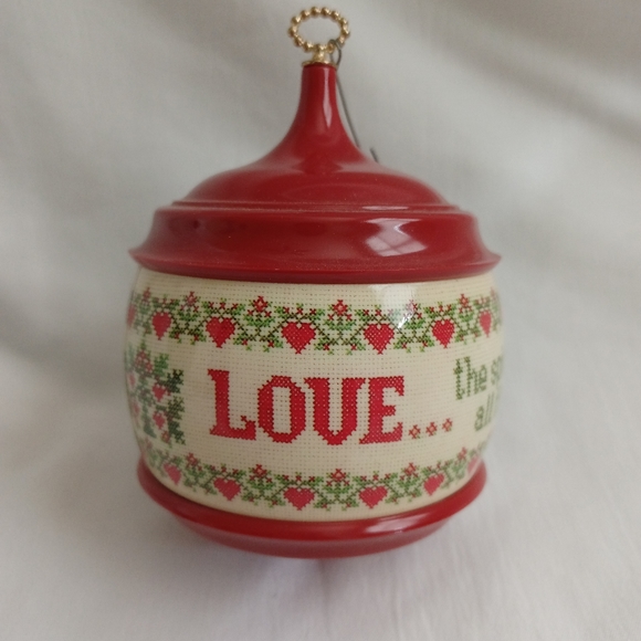 Vintage Hallmark Ornament Christmas 1983 - Picture 3 of 7